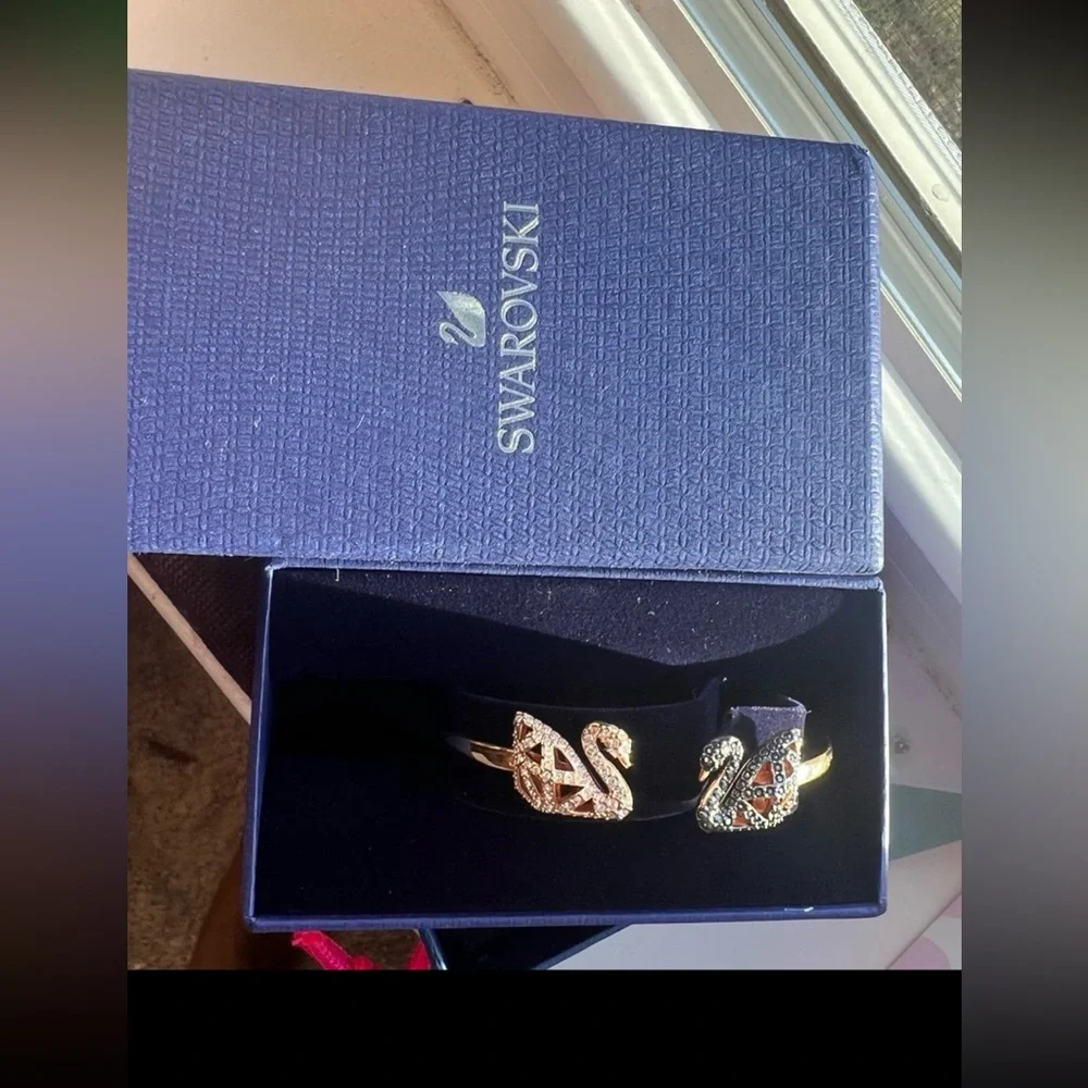 Rare find swarovski Facet Swan Bangle Bracelet Multi Color, Size medium -like ne